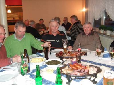 Gut gelaunt nach dem Kegeln wurde gegessen