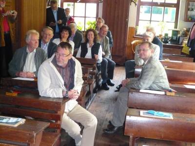 Die Parteifreunde drcken die Schulbank