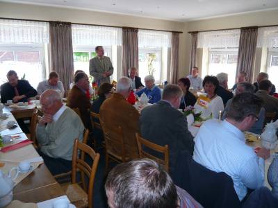 Der Kreisvorsitzender Hermann Reinders begrt die Anwesenden