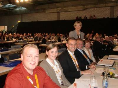 Die Delegierten des Kreisverbandes Aurich sind vollzhlig vertreten.
v.l. Robert Bents, Andrea Brust, Sven Behrens, Udo Weilage, Silvia Lbcke, stehend Kreisgeschftsfhrerin Rita Kalscheuer-Mller