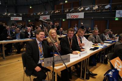 l.v. Bezirksvorsitzender des BV Ostfriesland und Landtagskandidat im WK 85 Emden/Norden,  Reinhard Hegewald,MdL, Landtagskandidatin Sandra Erfmann, WK 86 Aurich, Heiko Schmelzle, Delegierter
Theo Frerichs, Delegierter, Kreisvorsitzender Sven Behrens