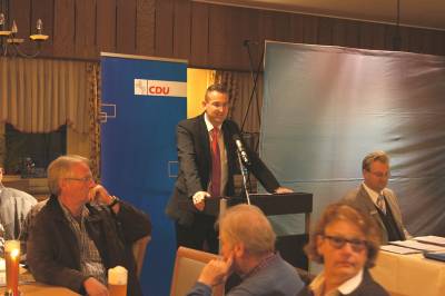 Kreisvorsitzender Sven Behrens leitet die Nominierungsveranstaltung