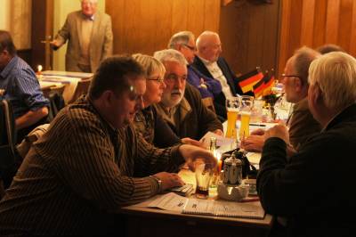 Die Zeit  der Auszhlung wird fr den lebhaften Austausch zwischen den Mitgliedern genutzt