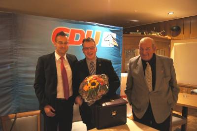 Kreisvorsitzender Sven Behrens bedankt sich bei Dr. Udo Bonn fr die Kandidatur, rechts: Hero Bonn