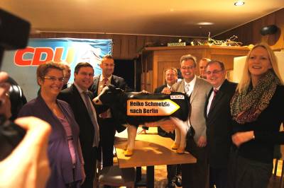 v.l.n.r.: Emder Kreisvorsitzende Andrea Risius, Reinhard Hegewald, MdL,Bezirksvorsitzender und Landtagskandidat WK 85 , Auricher Kreisvorsitzender Sven Behrens, Klaus-Dieter Reder, der gerade gewhlte Bundestagskandidat Heiko Schmelzle, Robert Bents, Hermann Reinders und Landtagskandidatin WK 86 Sandra Erfmann