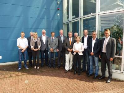 Besuch von Ministerin Ursula von der Leyen bei der Auricher Traditionsfirma Scht-Duis am 30. Juli 2013.
Vorne im Bild zu sehen: Ministerin Ursula von der Leyen und Bundestagskandidat Heiko Schmelzle