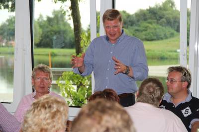 stehend: Generalsekretr der CDU in Niedersachsen Ulf Thiele, MdL, links sitzend: Vorsitzender des Gemeindeverbandes Ihlow-Riepe Hinrich Tjaden
rechts sitzend: Bundestagskandidat Heiko Schmelzle