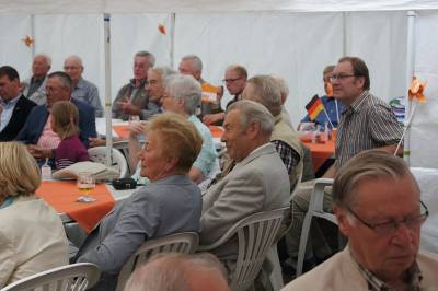 Auch der ehemalige Bundestagsabgeordnete des Wahlkreises, Wilfried Bohlsen (im hellgrauen Sakko, Halbprofil) und Frau, waren unter den 130 Gsten

