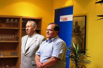 v.l. Wilfried Bohlsen, ehem. CDU-Bundestagsabgeordneter des Wahlkreises und ehemaliger Vorsitzender des TG Wiesmoor fr 25 Jahre mit dem aktuellen stellvertretenden Vorsitzenden der TG Wiesmoor, Peter Heidelberger.

