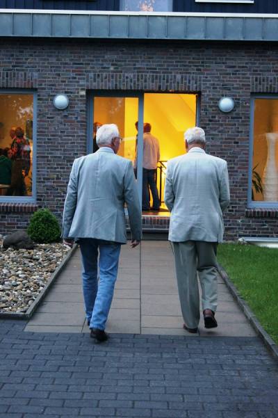 v.l.: CDU-Fraktionsvorsitzender im Kreistag, Hilko Gerdes und der ehemalige CDU-Bundestagsabgeordnete des Wahlkreises, Wilfried Bohlsen aus Wiesmoor, ins Gesprch vertieft auf dem Weg in die Saunalandschaft der TG Wiesmoor.