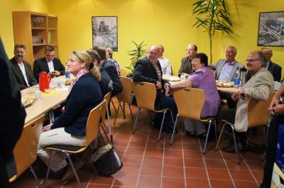 Die Zuhrer lauschen den Ausfhrungen der Redner

