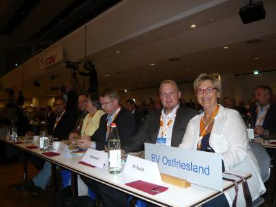 die sechs Auricher Delegierten beim Landesparteitag am 05.09.2015 in Osnabrck:

v.l.n.r. Kreisvorsitzender Sven Behrens, Beisitzer in Kreisvorstand Bernd Memenga, Jabine Janssen, Kreisschatzmeister Klaus-Dieter Reder, Kreisschriftfhrer Robert Bents, Kreisgeschftsfhrerin Rita Kalscheuer-Mller