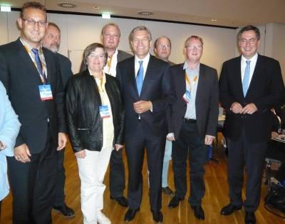 Der Gastredner des Landesparteitages Sybrand van Haersma Buma, Fraktionsvorsitzender der niederlndischen CDA in der Zweiten Kammer der Staten-Generaal, gesellt sich gemeinsam mit dem niederschsischen Landesvorsitzenden David McAllister MdEP, zu den Auricher Delegierten.

v.l.n.r. Kreisvorsitzender des CDU-Kreisverbandes Aurich Sven Behrens, ein Delegierter aus dem Kreisverband Leer, Jabine Janssen Robert Bents, Sybrand van Haersma Buma, Bernd Memenga, Klaus-Dieter Reder, Landesvorsitzender der CDU in Niedersachsen, David McAllister, MdEP