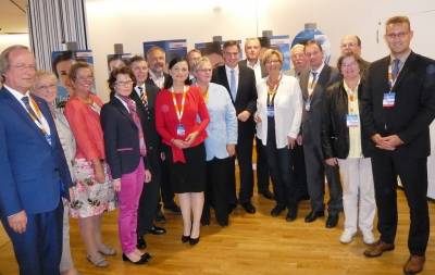 Alle Delegierten des Bezirksverbandes Ostfriesland versammelt, gemeinsam mit dem Brgermeister Rikus Jager der niederlndischen Gemeinde Westerveld (1.v.l.), dem Bezirksvorsitzenden Reinhard Hegewald aus Emden (5. v.l.) der Bundestagsabgeordneten Gitta Connemann MdB aus Leer (7. v.l.) und dem Landesvorsitzenden der niederschsischen CDU, David McAllister, MdEP (10. v.l.)