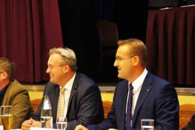 Noch-Bundestagsabgeordneter und baldiger Brgermeister von Norden Heiko Schmelzle und Kreisvorsitzender Sven Behrens