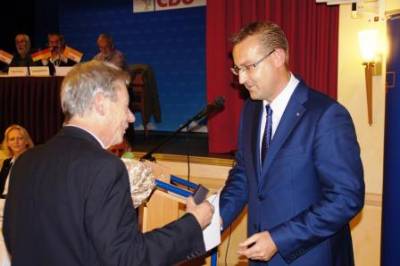 Ehrung von Dieter Strebe aus Norden fr 40jhrige Mitgliedschaft.