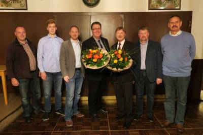Das Bild zeigt den geschftsfhrenden Vorstand von links nach rechts:
Stefan Bartels (Mitgliederbeauftragter), Thilo Strfing (Schatzmeister), Thomas Janssen (Stellvertreter), Folker Diermann (Vorsitzender), Jrgen Rei (bisheriger Vorsitzender), Dieter Franzen (Stellvertreter), Helmut Schulze (Stellvertreter), es fehlt aus beruflichen Grnden Saskia Buschmann (Schriftfhrerin).