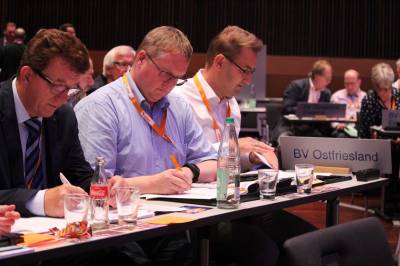 v.l.n.r.: die Auricher Delegierten Theo Frerichs, K.-D. Reder und Kreisvorsitzender Sven Behrens