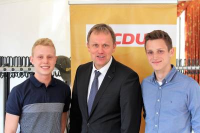  JU Aurich trifft Europa:  v.l.n.r  Riko Bttner, Europaabgeordneter Jens Gieseke, Konstantin Musolf