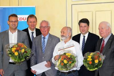 Kreisvorsitzender Sven Behrens ehrte die Jubilare. Auf dem Foto v.l.n.r.: Sven Behrens, Jens Gieseke, MdEP, Hilko Gerdes, SBL, geehrt fr 50 Jahre Mitgliedschaft, Aloys Krahe, Krummhrn, geehrt fr 40jhrige Mitgliedschaft, Gerhard Steffens, Krummhrn, geehrt fr 50jhrige Mitgliedschaft, Christian Calderone, MdL, Wahlkreispate des Kreisverbandes Aurich