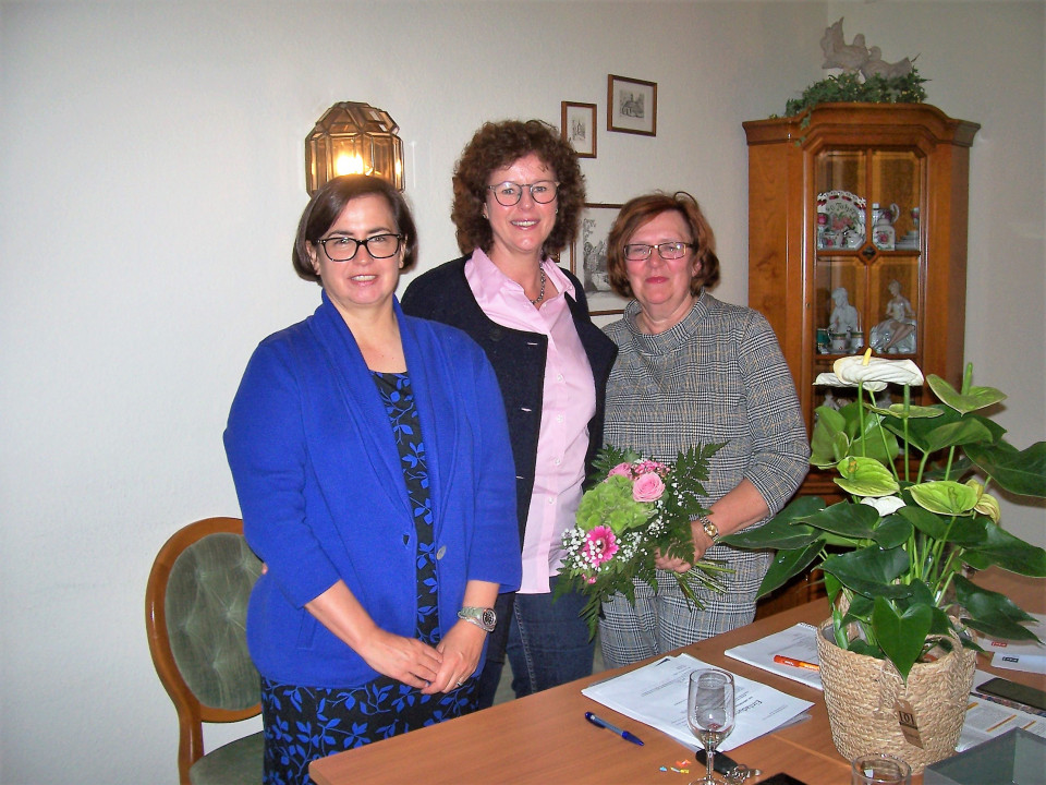 Die neue Vorsitzende Birgit Deutschländer (Mitte) mit den Stellvertreterinnen Astrid Dirks (links) und Silvia Lübcke (rechts). Die neue Vorsitzende Birgit Deutschländer (Mitte) mit den Stellvertreterinnen Astrid Dirks (links) und Silvia Lübcke (rechts).