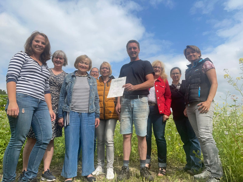 Bauer Franz Frerichs übergibt die „Patenschaftsurkunde“ im Blühfeld in Aurich-Walle. Die Frauen Union hat das Feld besucht. v.l.n.r.: Sabrina Bartsch, Anna Backa, Beate Eggers, Renate Janssen, Birgit Wolters, Franz Frerichs, Monika Gronewold, Astrid Dirks Bauer Franz Frerichs übergibt die „Patenschaftsurkunde“ im Blühfeld in Aurich-Walle. Die Frauen Union hat das Feld besucht. v.l.n.r.: Sabrina Bartsch, Anna Backa, Beate Eggers, Renate Janssen, Birgit Wolters, Franz Frerichs, Monika Gronewold, Astrid Dirks